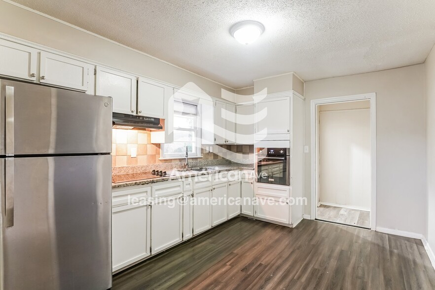 Building Photo - 1107 Ave I