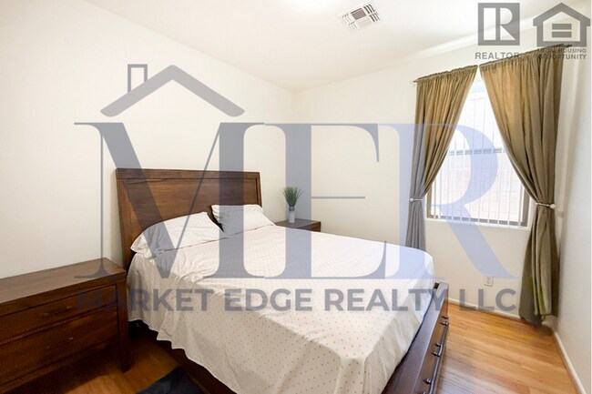 Building Photo - 4Bed/2Bath Furnished Home w/3 Car Garage! ...