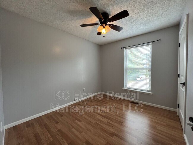 Building Photo - 8704 N Shannon Ave