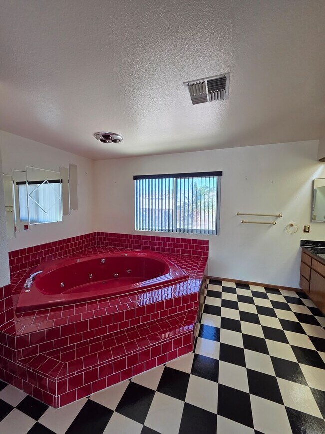 Building Photo - One of Kind 3 bed/2.5 bath home with 3 car attached garage located in BHC.