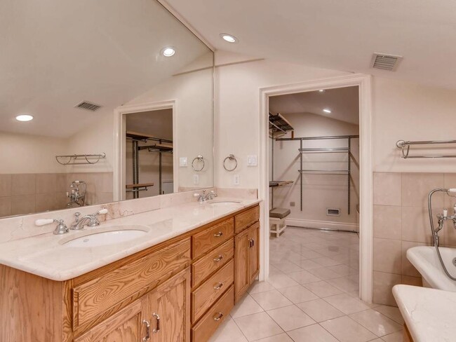 Building Photo - 1713 Bay Hill Dr