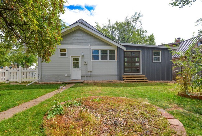 Building Photo - Beautifully remodeled 3 Bedroom Bungalow in Old Town