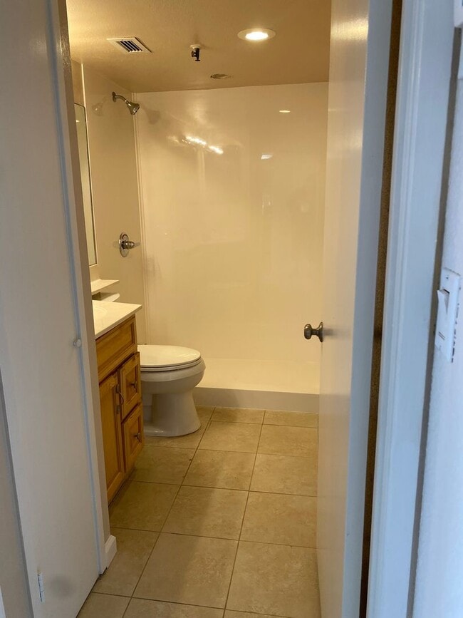 Building Photo - 2499 Kapiolani Blvd