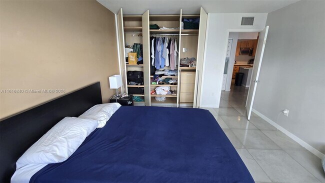 Building Photo - 1155 Brickell Bay Dr