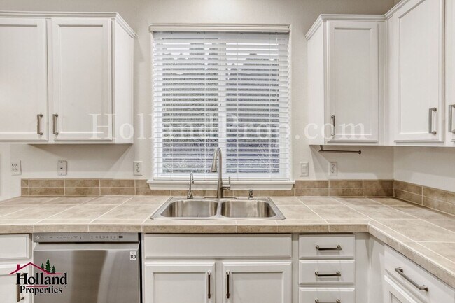 Building Photo - Updated Monthly Rent: $3,000 - Beautiful updated 4 Bedroom home in Beaverton