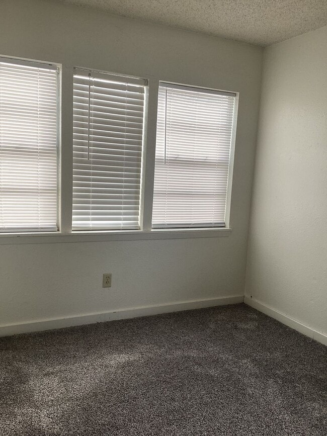 Building Photo - Cute 2 Bedroom with a little historical charm!  One block from ENMU!