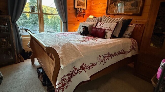 Building Photo - Charming Tahoe Donner Log Cabin with Hot Tub