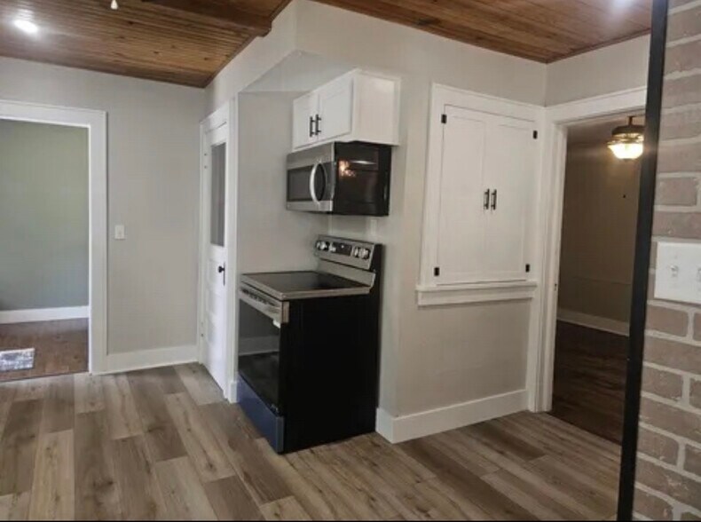 Building Photo - 719 S Market St