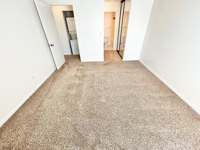 Building Photo - ADORABLE UPSTAIRS CONDO! 2 BEDROOM / 2 FUL...