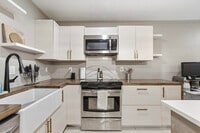 Building Photo - 215 Live Oak Ave E