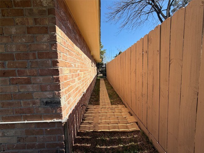 Building Photo - 9227 Vanwood St