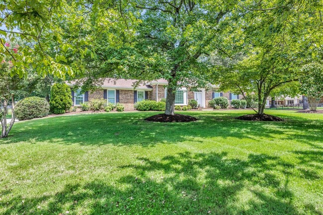 Building Photo - One level living in the heart of Brentwood