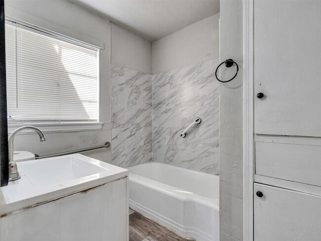 Building Photo - 7622 S Hall St