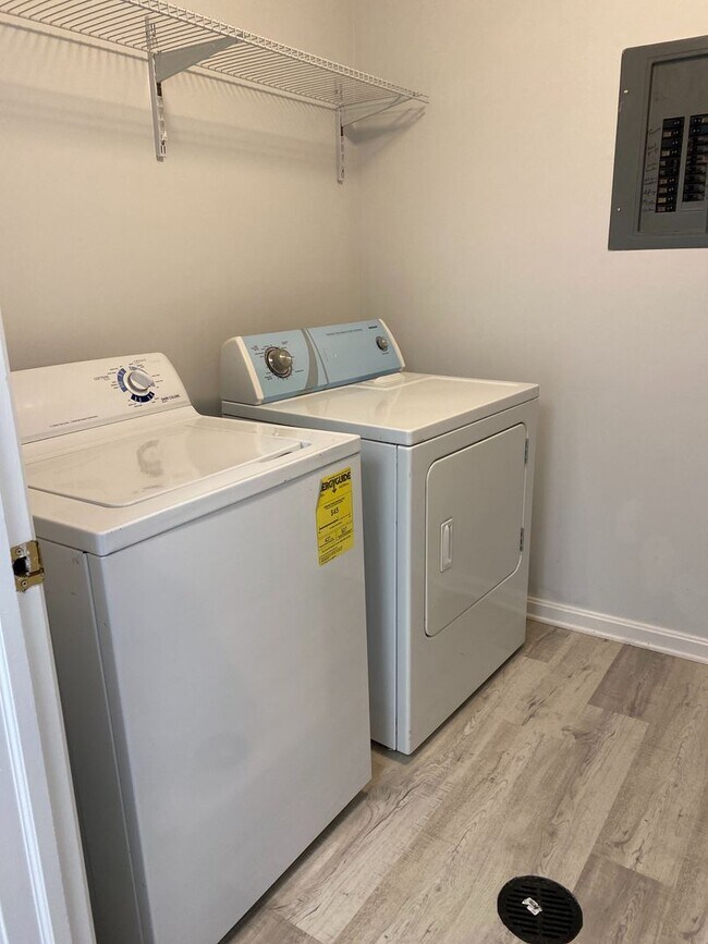 Building Photo - Remodeled Seven Oaks Condo