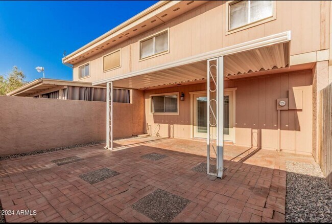 Building Photo - Spacious 4BR Townhome in Phoenix
