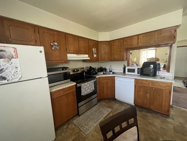 Building Photo - 2 BED / 1 BATH DUPLEX