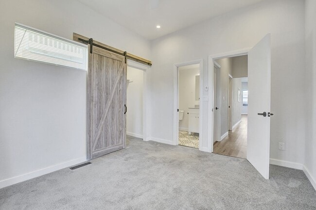 Building Photo - West Oakland Stylish 2/1 Flat - Completely...