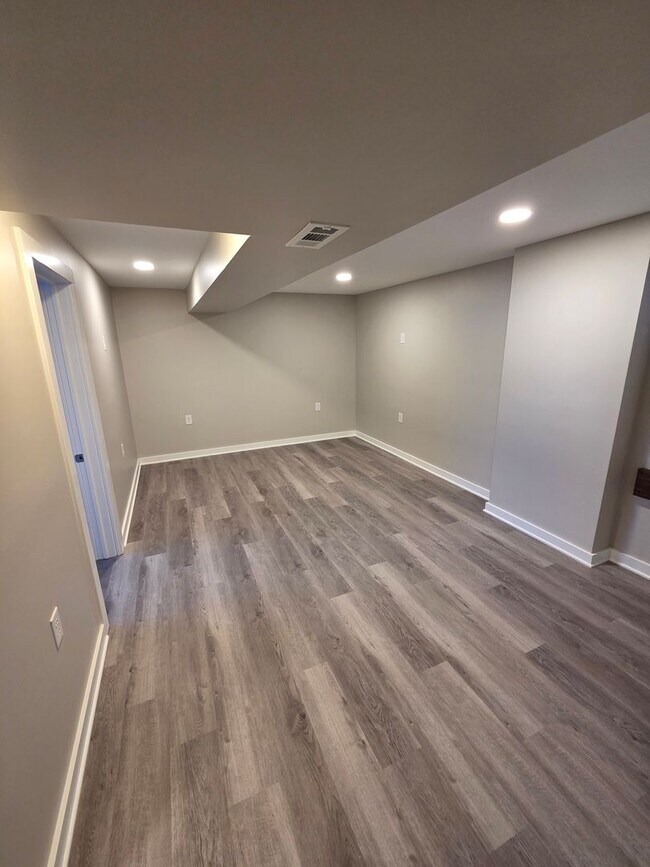 Building Photo - 4/2/1 Newly remodeled with fenced in backyard!!!