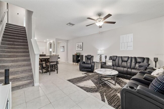 Building Photo - 621 Royal Empress Dr