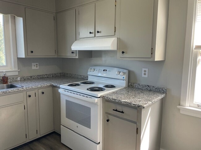 Building Photo - Charming NEWLY RENOVATED 2 Bedroom Apartme...