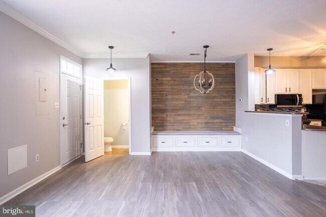 Building Photo - 4910 Edgeware Terrace