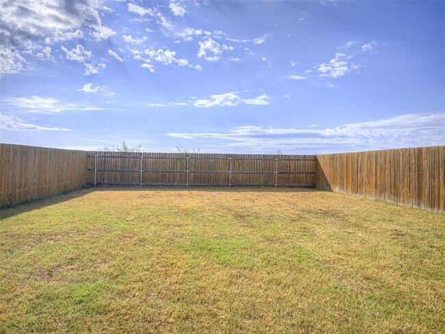 Building Photo - 609 N 5th St