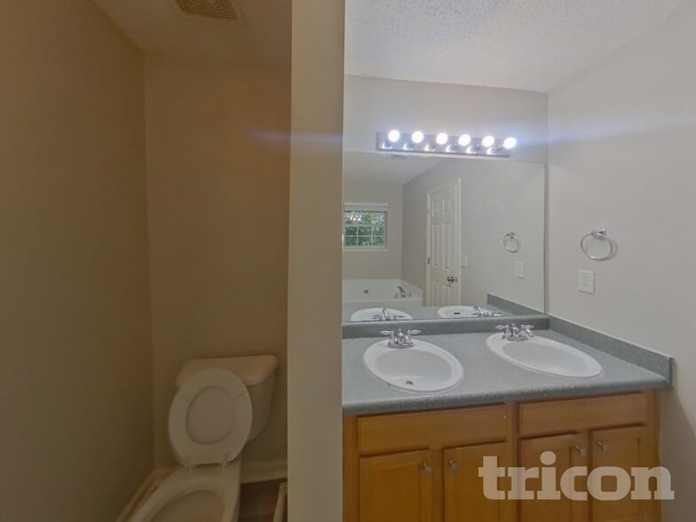 Building Photo - 7913 Four Oaks Ct