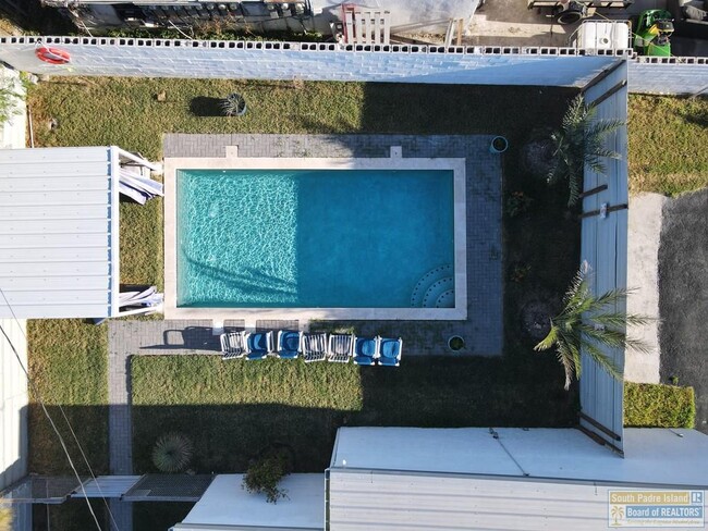 Building Photo - 711 S Shore Dr