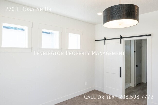 Building Photo - 270 E Rosalyn Dr