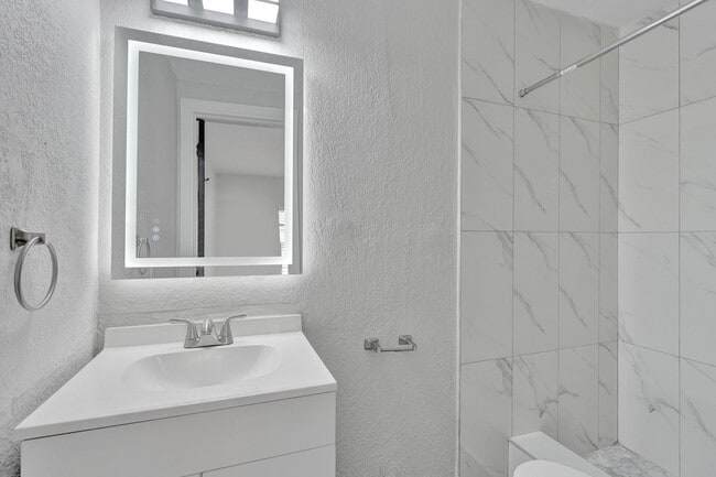 Building Photo - 234 NE 14th Ave