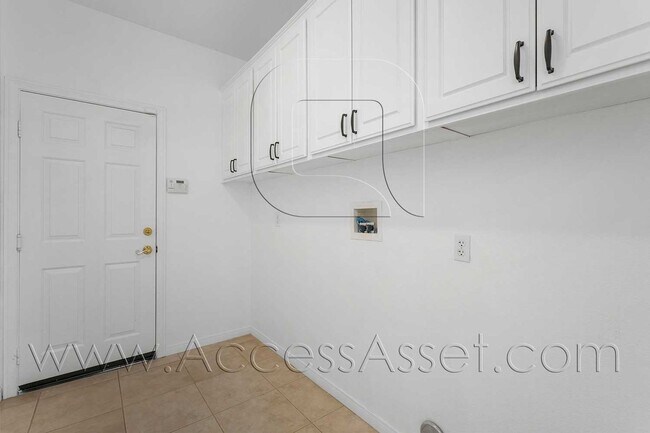 Building Photo - Huge 5 Bed/ 3.5 Bath Home In Desirable Gated Rancho Madera community In Temecula!