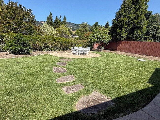Building Photo - Massive 4-Bedroom home in Quiet Green Vall...