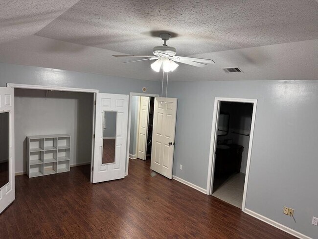 Building Photo - 383 Taylors Way