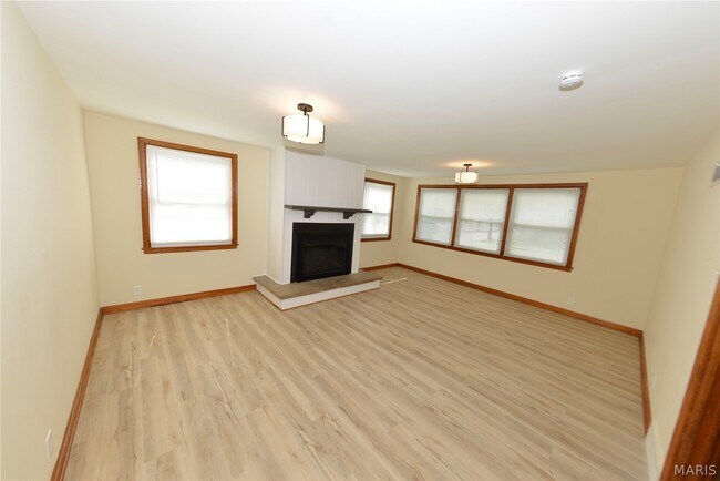 Building Photo - 1005 Hawthorn Ave