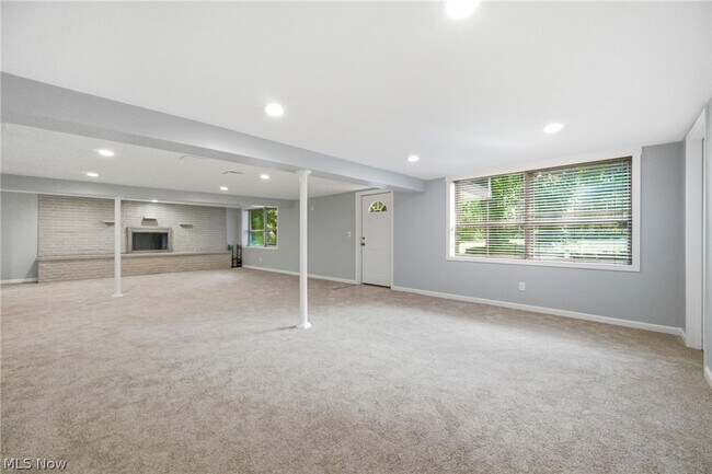 Building Photo - 1097 Oak Tree Rd