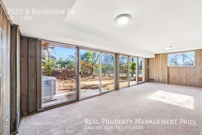 Building Photo - 2525 N Ridgeview Rd