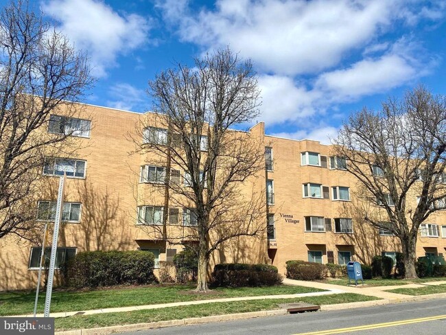 Building Photo - 200 Locust St SE