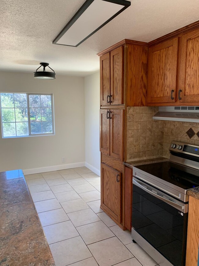 Building Photo - Country Home!