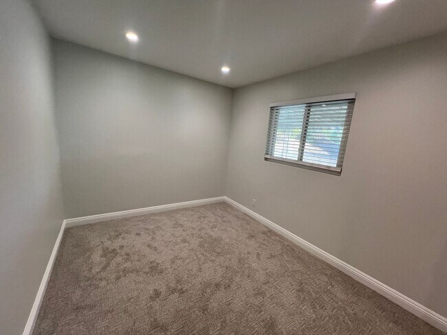 Building Photo - Thousand Oaks Living