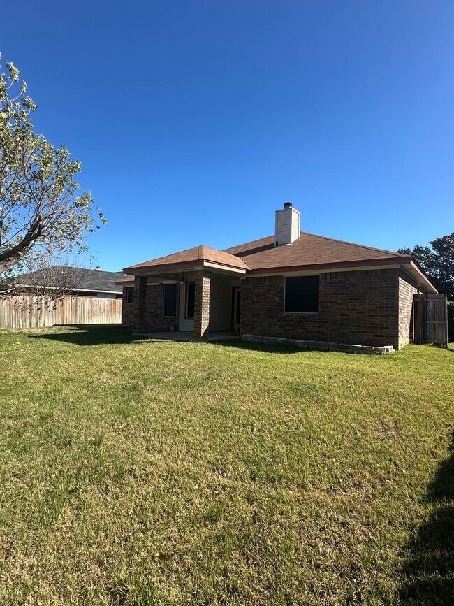 Building Photo - 3 bedrooms PLUS Bonus Room