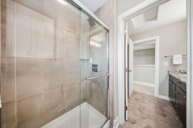 Building Photo - 567 Lathrop St