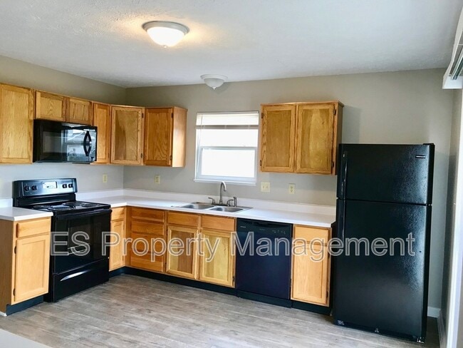 Building Photo - 5390 Lakeside Manor Dr