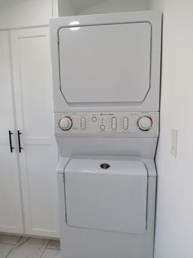 Building Photo - 2043-2045 Swazey St