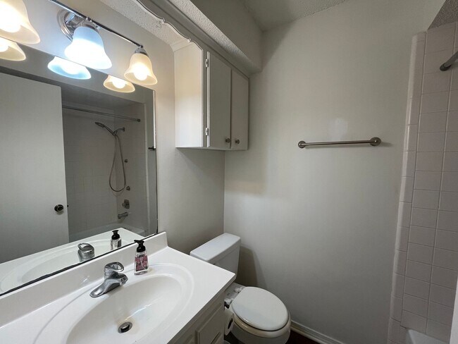 Building Photo - Beautifully Maintained Single-Level Home