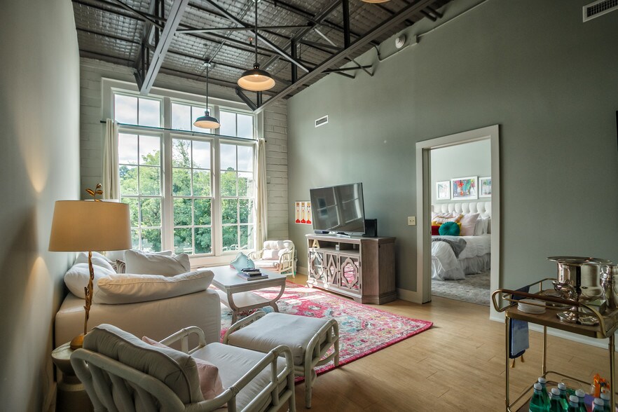 Building Photo - 509 W Spring St