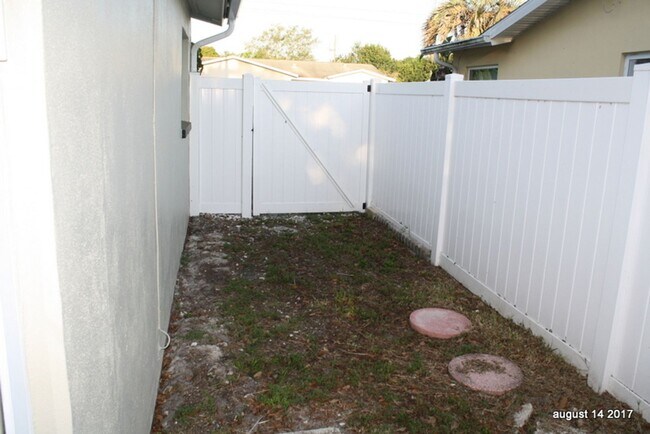 Building Photo - Charming 3 bedroom 2 bath in North Clearwa...