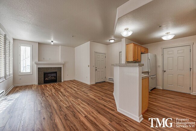 Building Photo - Cute Condo w/ 2 Beds 2 Baths and Patio in Beaverton!