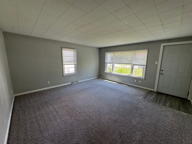 Building Photo - 2 bedroom 1 bath home in East Moline