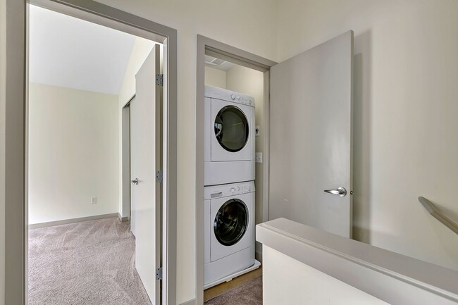 Building Photo - Cheery & Bright Columbia City Townhome