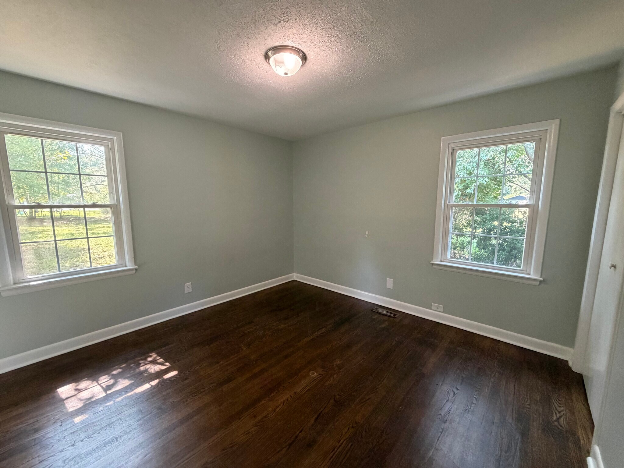 Building Photo - 127 Oak Circle Dr